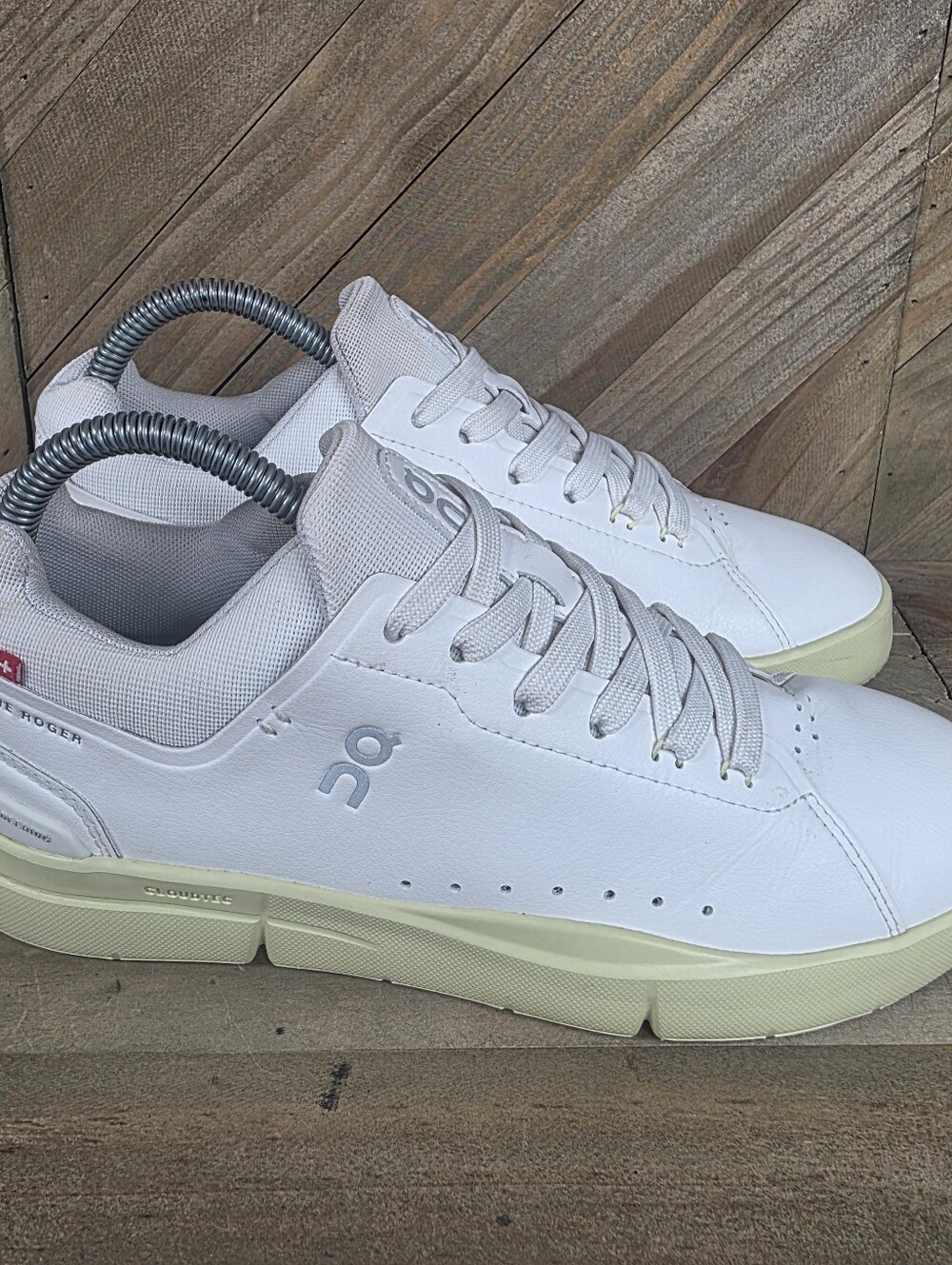 On The Roger Advantage Womens Athletic Leather Sneakers Size 7 White Hay
